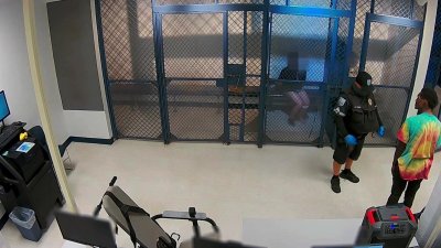 CAPTADO EN CÁMARA: golpean a oficial de policía de El Paso durante detención