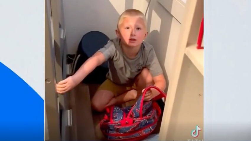 “Muéstrame cómo usar tu mochila antibalas”: madre enseña a su hijo y el video se vuelve viral
