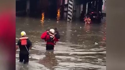 Rescatan a niños de inundaciones en Colorado, sujeto misterioso lo empuja a las vías del tren en Chicago y más en el Break de T48