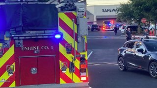 Policías y bomberos llegan a la escena del tiroteo en Bend, Oregon.