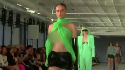 Controversial: hijastra de Kamala Harris muestra un seno plena pasarela de moda