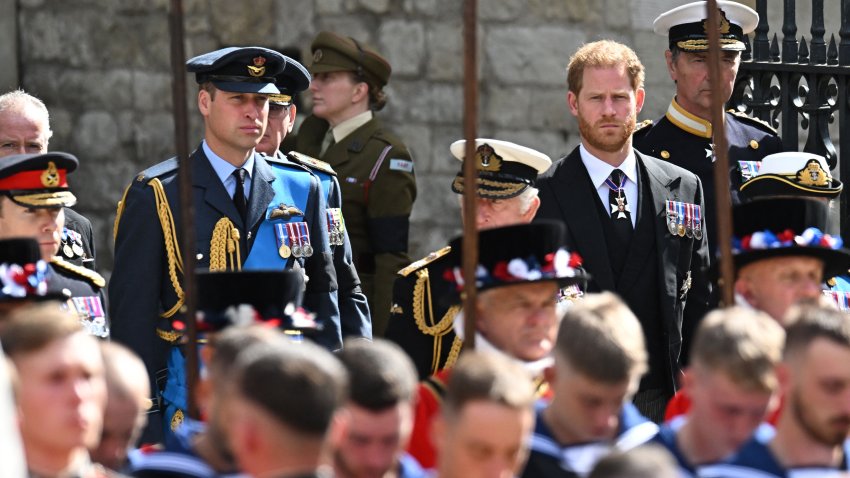 La familia real se une a 3,000 militares en procesión de tres millas con el féretro de la reina Isabel II