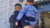 Ciudad Juárez: policías resguardan a dos niños migrantes abandondos en el muro fronterizo