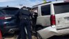 En video: Conductor choca múltiples vehículos de agencia automovilística; lo arrestan