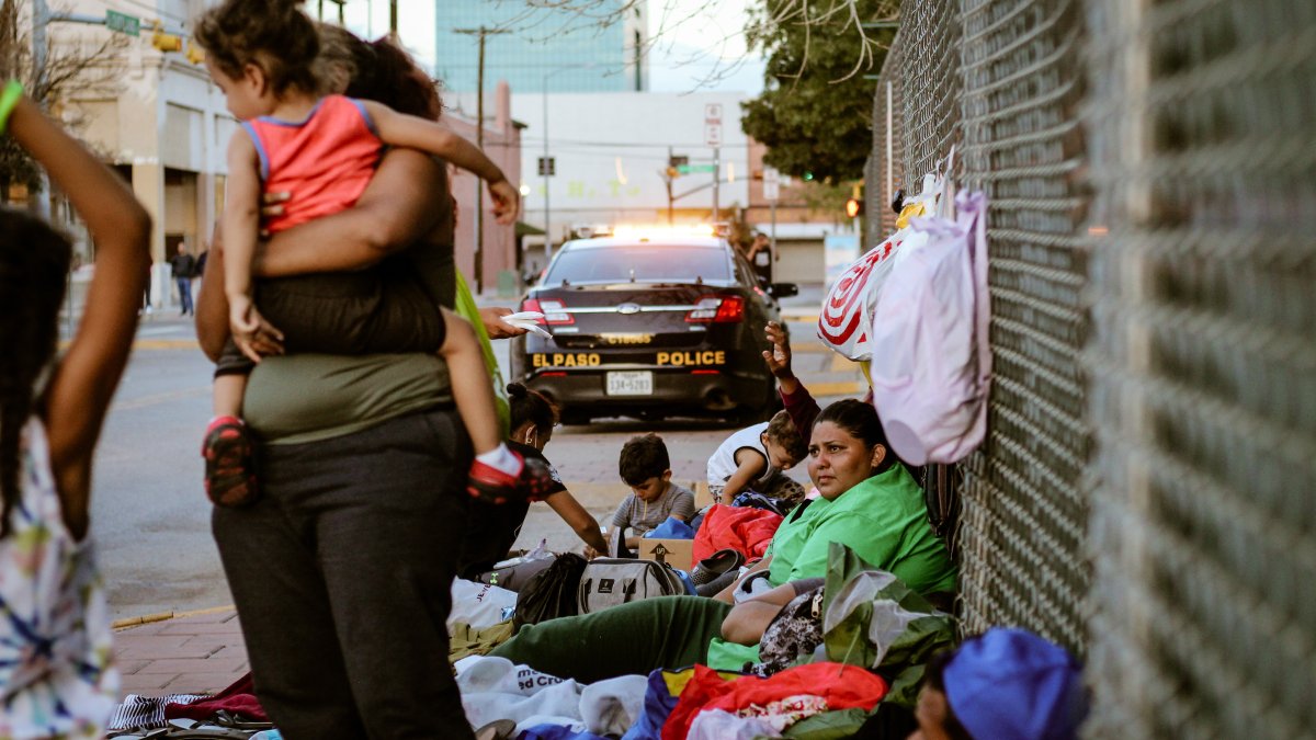 Galería: Migrantes venezolanos acampan en calles del centro de El Paso ...