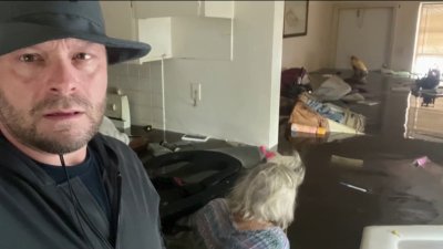 Hijo nada durante 40 minutos y con tabla de surf salva a su mamá de inundación tras huracán Ian