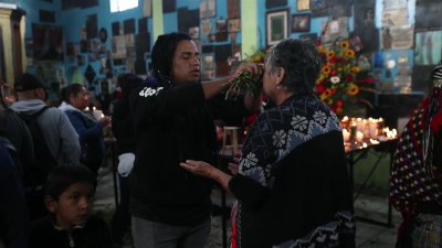 Las inusuales ofrendas con las que  honran a San Simón, un santo pagano