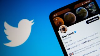 En esta ilustración fotográfica, la cuenta de Twitter de Elon Musk se muestra en la pantalla de un teléfono inteligente con el logotipo de Twitter en el fondo en Atenas, Grecia, el 30 de octubre de 2022.
