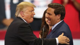 Fotografía de archivo de Donald Trump y Ron DeSantis en un evento de campaña de 2018.