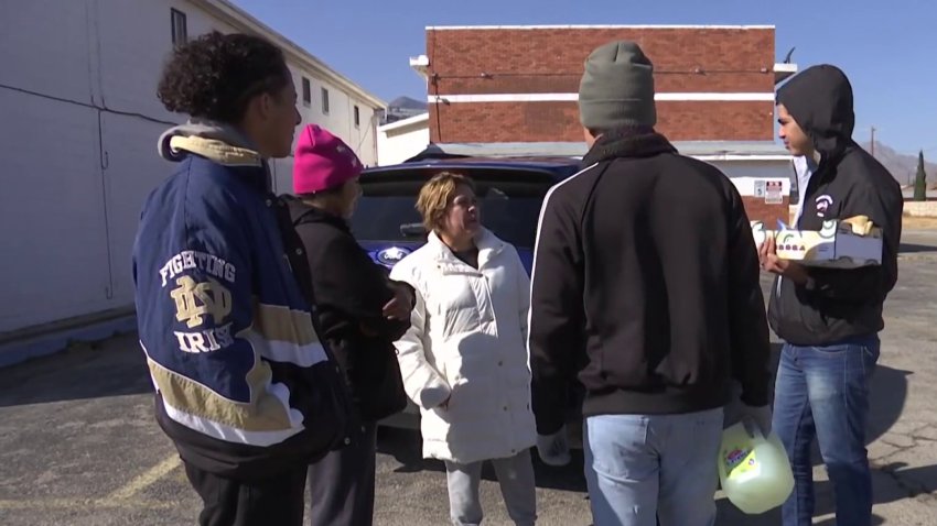Comunidad de El Paso apoya a migrantes con comida y ropa