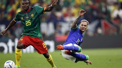 Brasil mete presión en el área con otro fuerte disparo