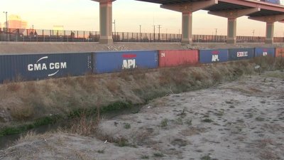 Colocan contenedores en la frontera para impedir paso de migrantes
