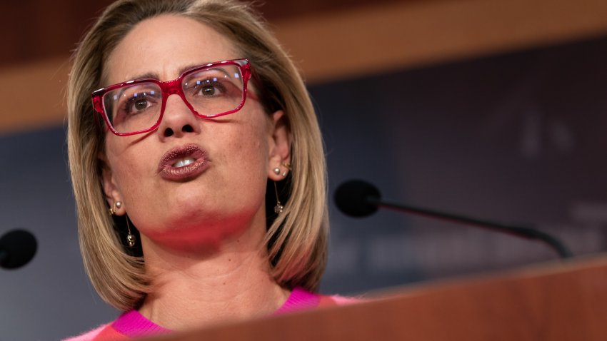 Senadora Kyrsten Sinema se registra como independiente