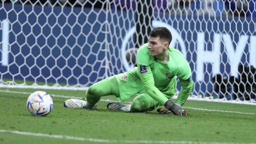 Video: el portero croata Livakovic mete el pie y salva una llegada clara de Brasil
