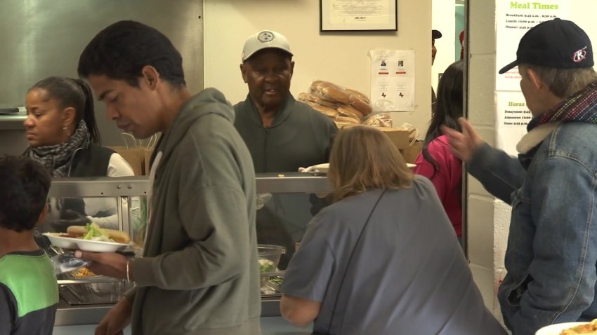 Operation HOPE y Rock Faith Center regalan platillos de comida a migrantes