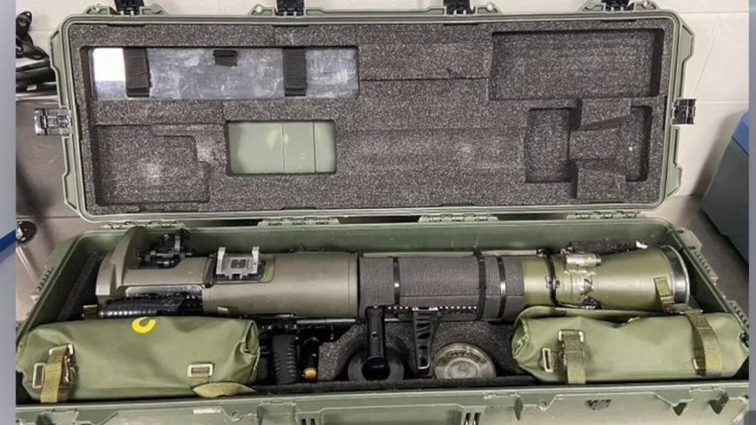 Hallan arma de guerra “antitanques” dentro de equipaje en aeropuerto