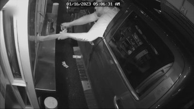Hombre intenta secuestrar a empleada a través de una ventana del autoservicio