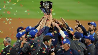 Los jugadores de EEUU celebran con el trofeo del Clásico Mundial de Béisbol 2017 después de derrotar a Puerto Rico el 22 de marzo de 2017 en el Dodger Stadium en Los Ángeles.