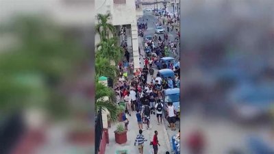 Revuelo y conmoción en Cuba tras lluvia de dólares desde hotel
