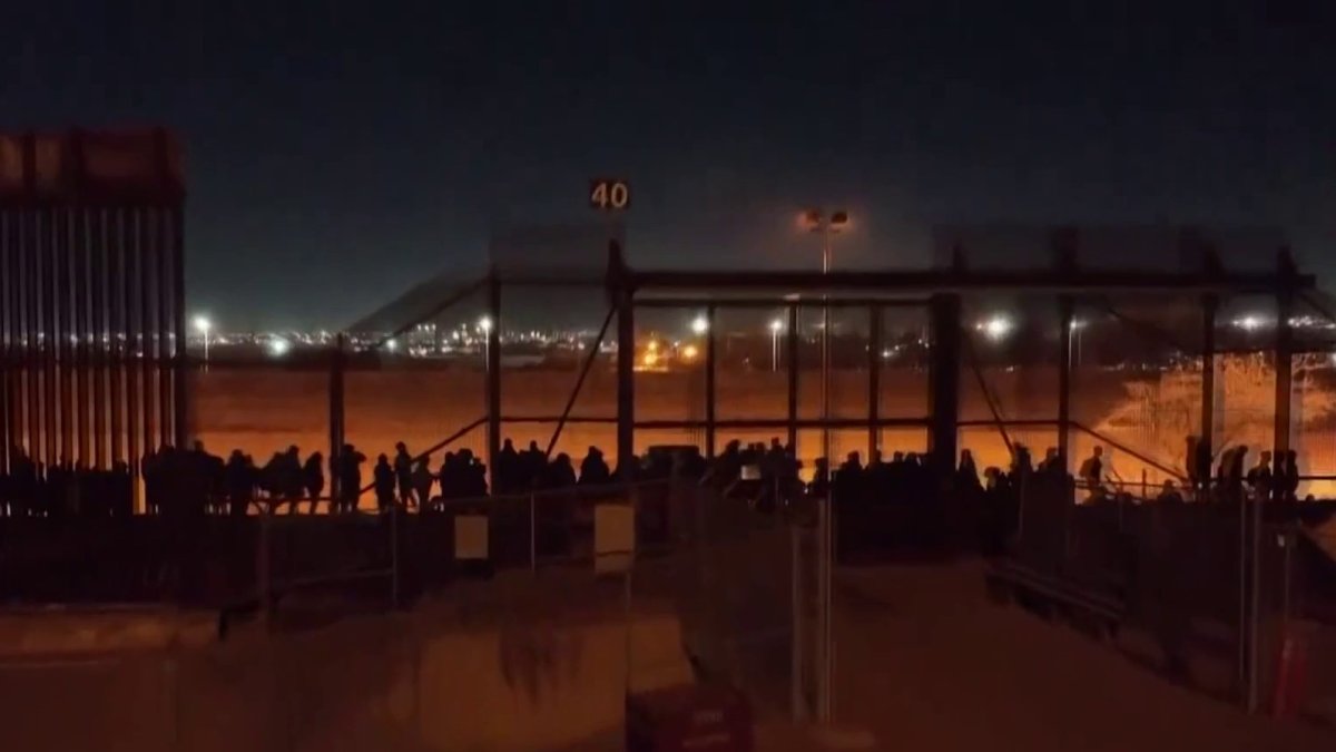 Llegan más de 500 migrantes durante la noche a la frontera de El Paso ...
