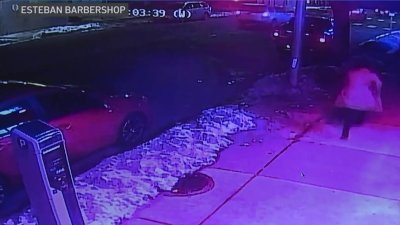 En video: captan robo de auto con una bebé en el interior