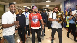Jugadores de los Tigres de Licey, de República Dominicana, son recibidos tras ganar la Serie del Caribe Gran Caracas 2023 contra los Leones del Caracas, hoy en el Aeropuerto Internacional Las Américas en Santo Domingo (República Dominicana).