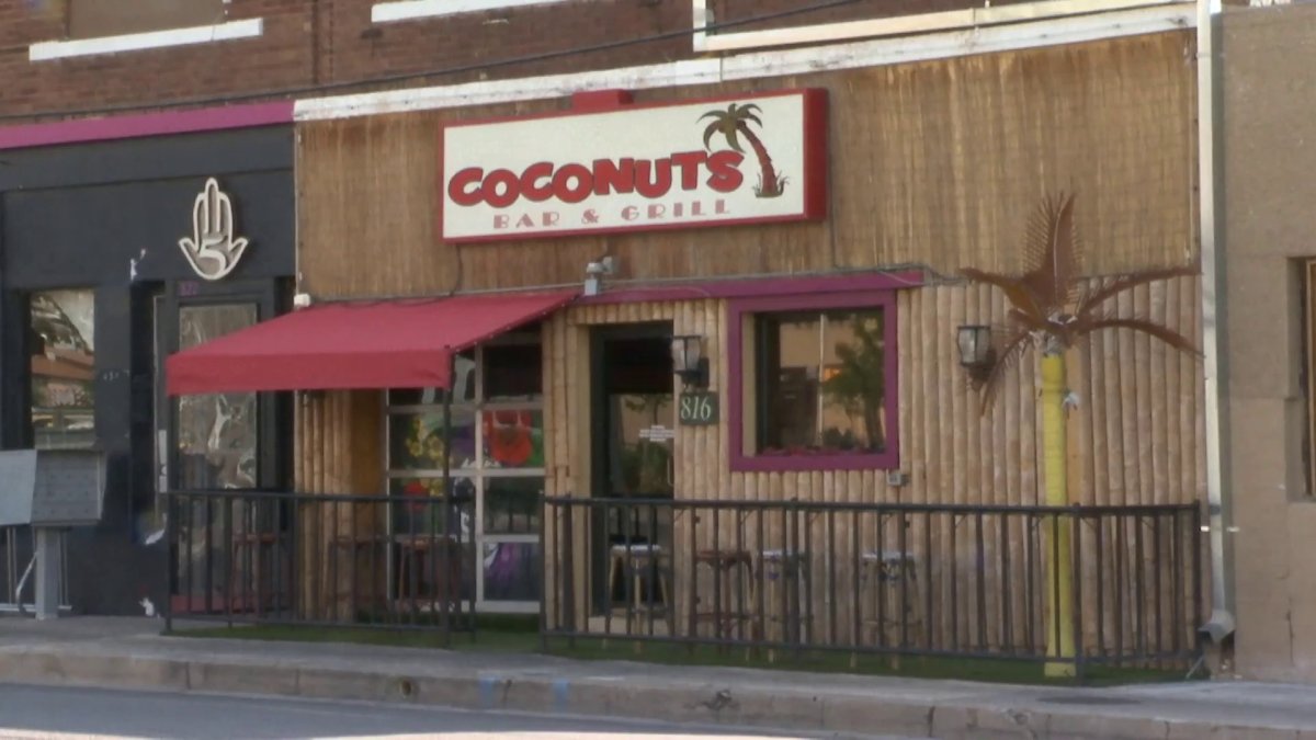 Arrestan a tres adolescentes en el Coconuts Bar en El Paso por varios ...