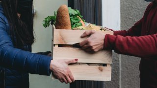 Las donaciones de los alimentos no perecederos tambien se pueden hacer en las tiendas Macys o en cualquiera de las ubicaciones del Food Bank.
