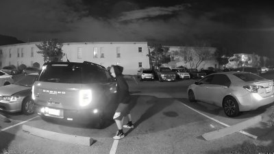 Captado en video: buscan sospechosos de robar una pistola de un vehículo estacionado en El Paso