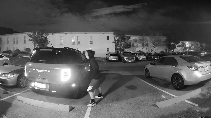 Captado en video: buscan sospechosos de robar una pistola de un vehículo estacionado en El Paso