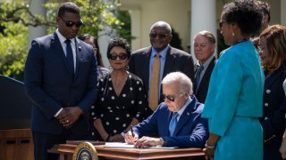 El presidente Joe Biden firmó la orden ejecutiva este viernes en la Casa Blanca.