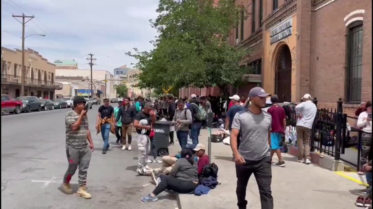 Video: así luce el centro de El Paso con cientos de migrantes acampando ...