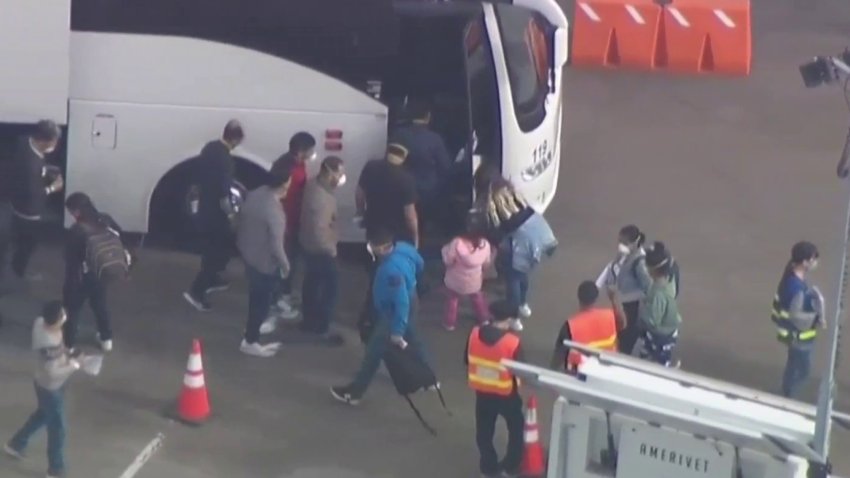 ¿Qué sucede con los migrantes una vez que son liberados por CBP?