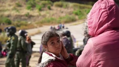 Juez federal frena plan para liberar a migrantes a EEUU