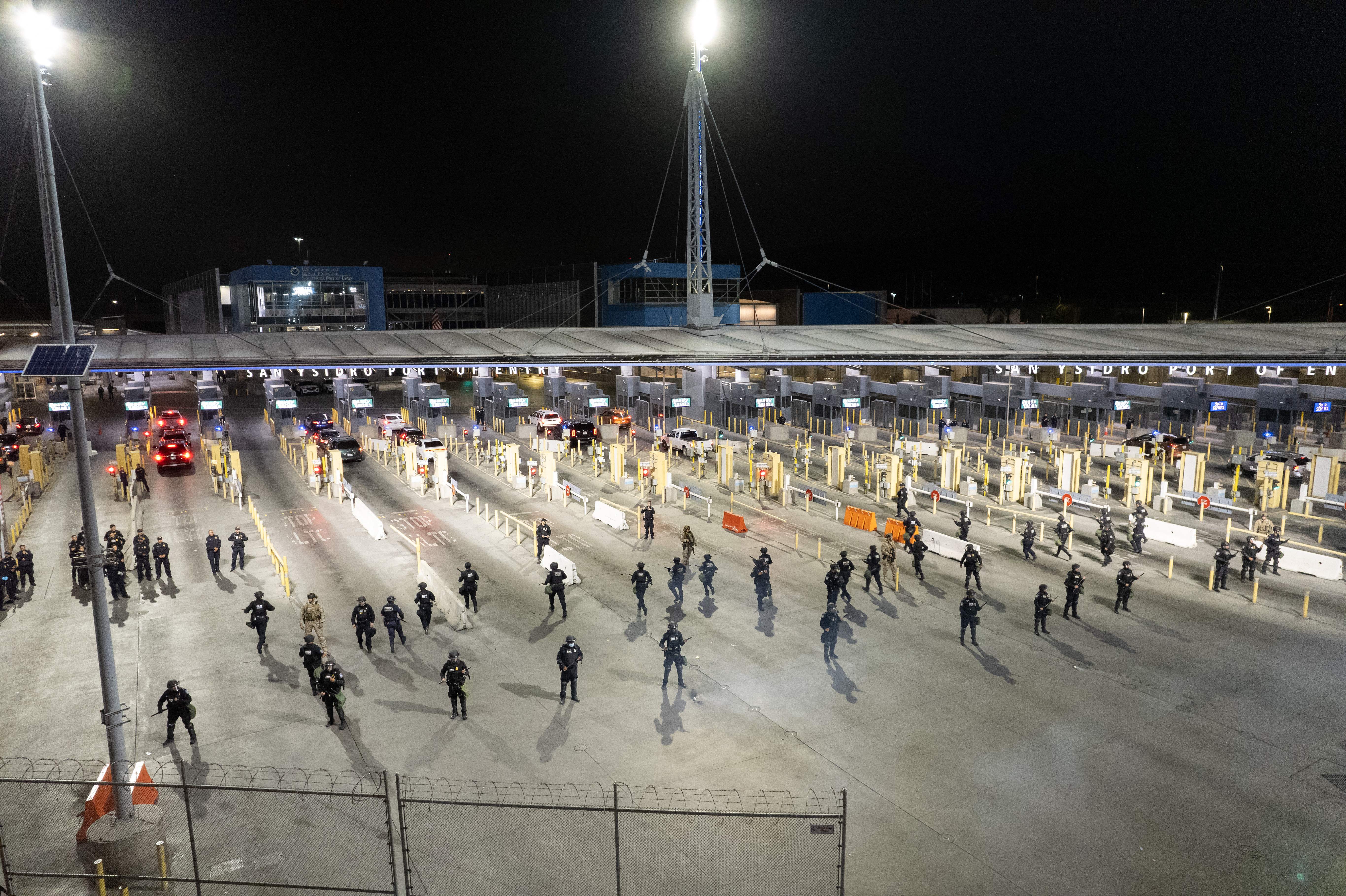 Vista aérea de oficiales de Aduanas y Protección Fronteriza de los Estados Unidos realizando un simulacro en el puerto de cruce de San Ysidro en la frontera entre Estados Unidos y México visto desde Tijuana, estado de Baja California, México, el 10 de mayo de 2023.  (Foto de Guillermo Arias / AFP) (Foto de GUILLERMO ARIAS/AFP vía Getty Images)