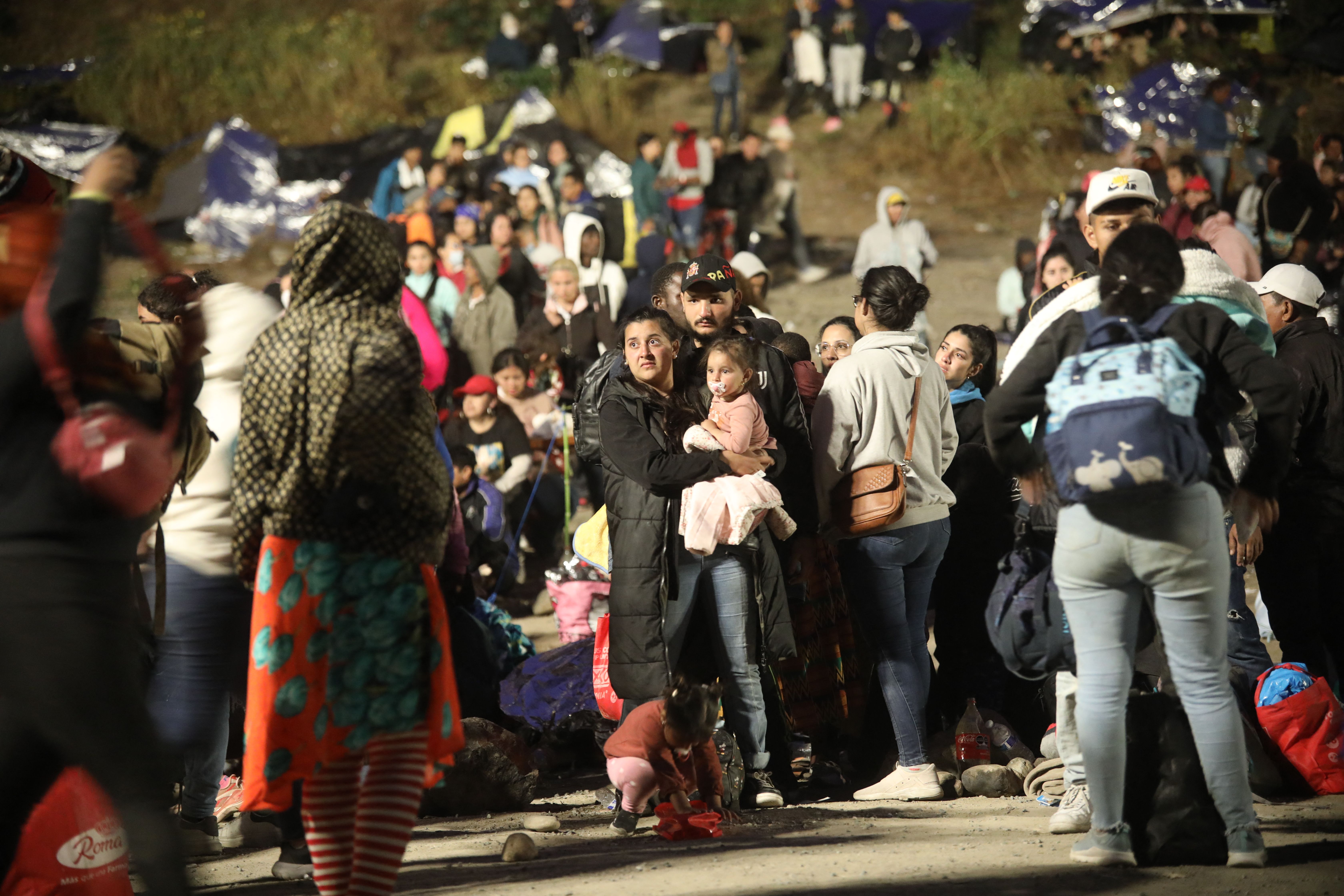 Migrantes esperan audiencias de asilo en la frontera entre Estados Unidos y México el 10 de mayo de 2023 en San Ysidro, California.  (Foto de Sandy Huffaker / AFP) (Foto de SANDY HUFFAKER/AFP a través de Getty Images)