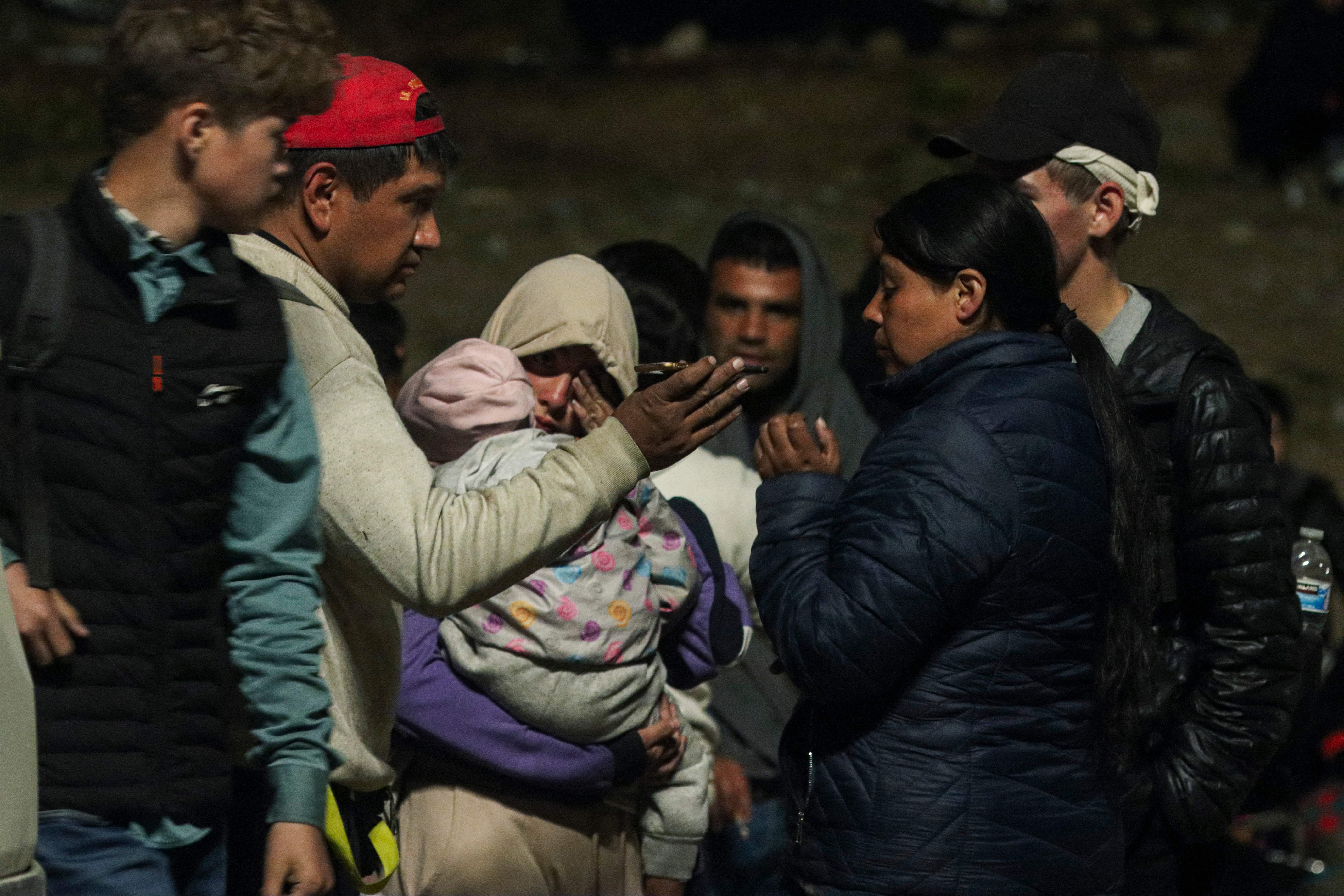 Migrantes que esperan cruzar a los Estados Unidos desde Tijuana, México, esperan en un área al sur del segundo muro fronterizo en previsión de un cambio en la política de inmigración, el Título 42, que puede permitirles solicitar asilo. El cambio está programado para entrar en vigencia a la medianoche del 11 de mayo de 2023. (Carolyn Cole / Los Angeles Times a través de Getty Images)