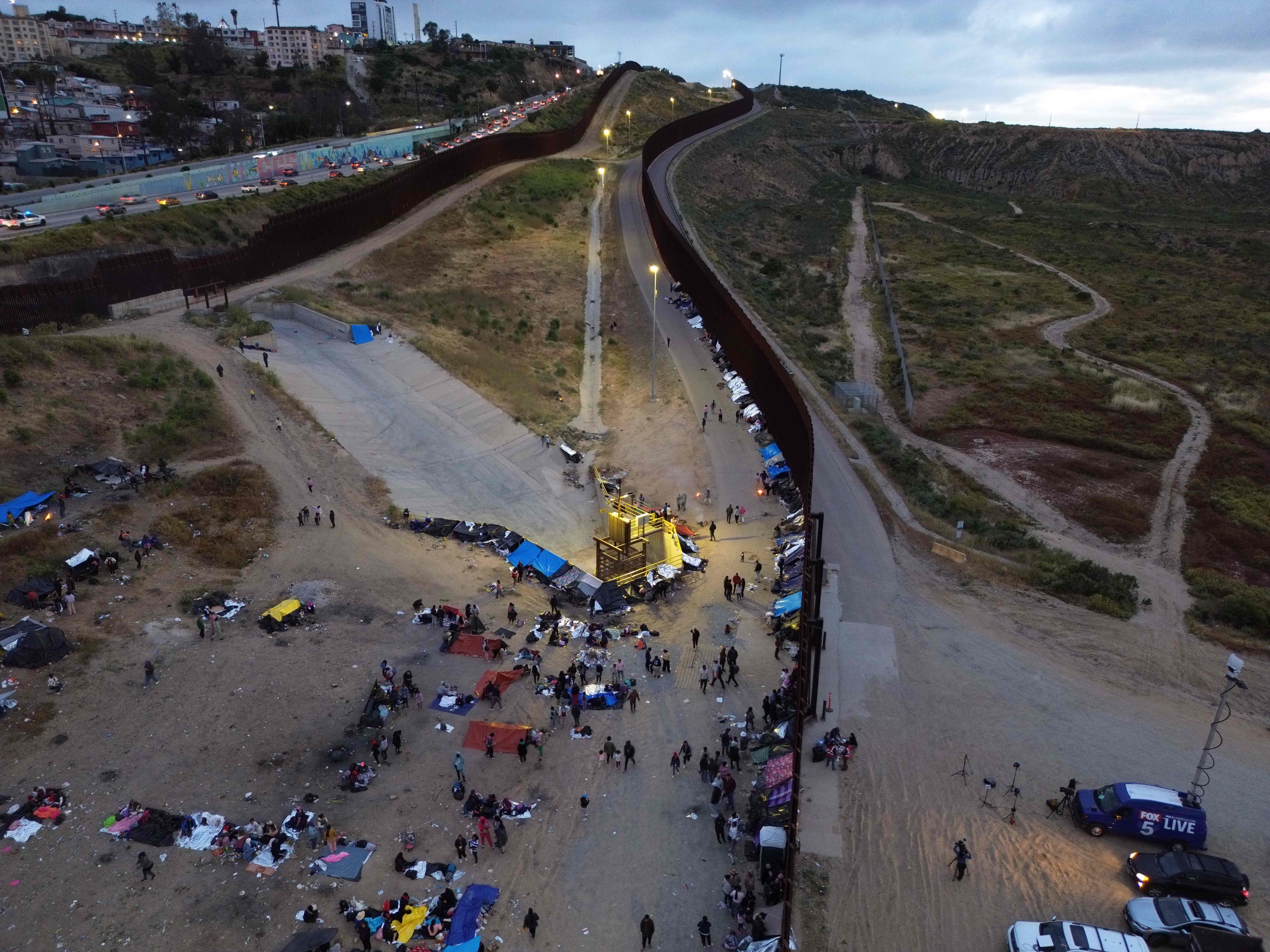 Esta imagen aérea muestra a los migrantes mientras esperan las audiencias de asilo, en la frontera entre Estados Unidos y México, visto desde San Ysidro, California, el 10 de mayo de 2023. (Foto de Sandy Huffaker / AFP) (Foto de SANDY HUFFAKER/AFP a través de Getty Images)