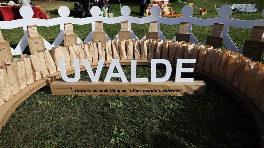 Alcalde de Uvalde cuestiona si ocultan información sobre el tiroteo escolar