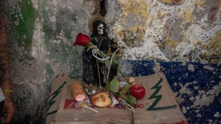 El culto a la Santa Muerte es muy común entre delincuentes y sicarios del narco en México (fotos de archivo).