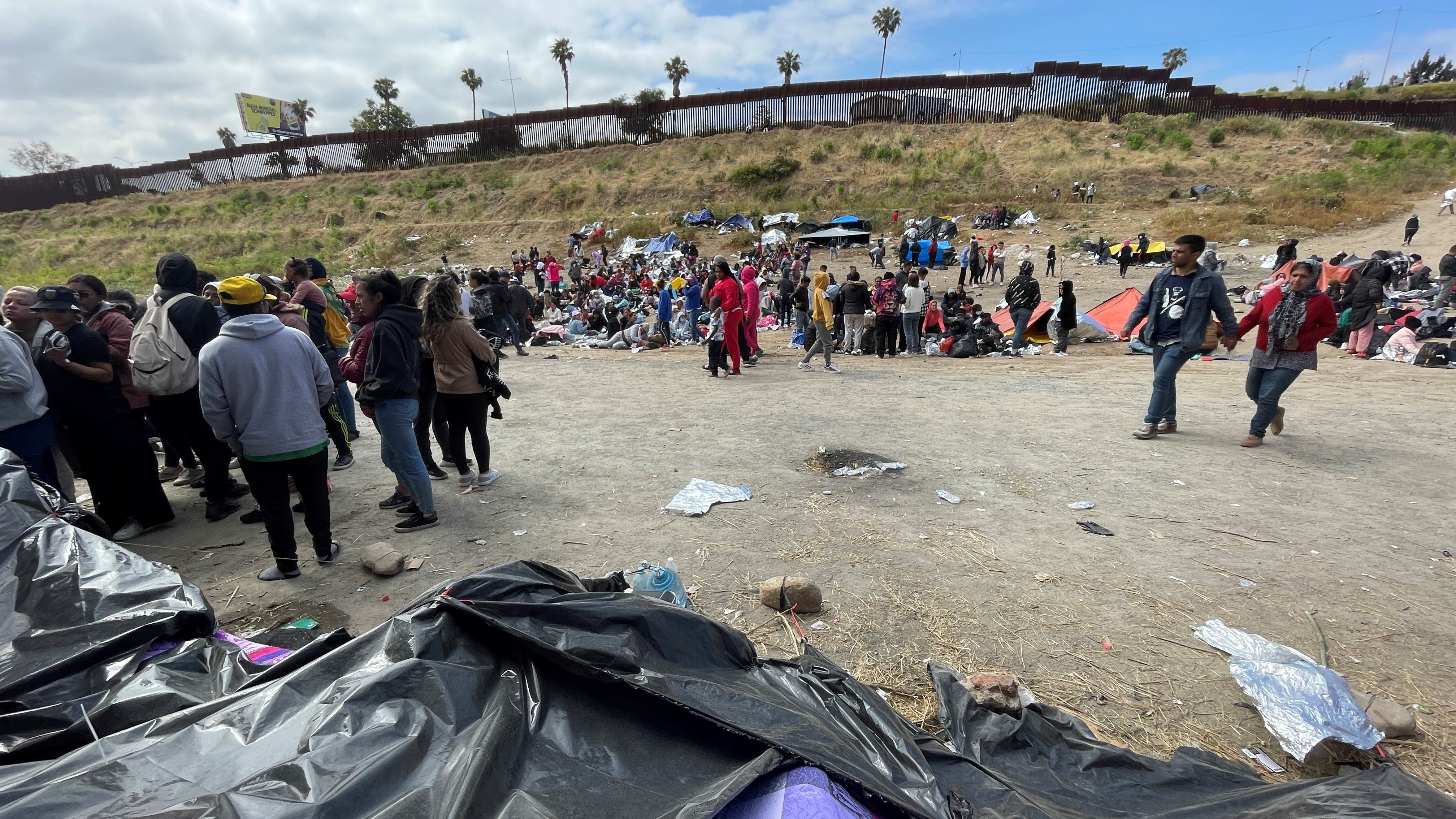 Migrantes en la frontera entre Estados Unidos y México cerca de San Ysidro el jueves 11 de mayo de 2023.