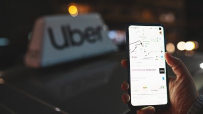 Sin acompañante: Uber permitirá que adolescentes viajen solos