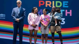 El presidente de EEUU, Joe Biden, a la izquierda, se encuentra en el escenario con los asistentes durante un evento de celebración del Mes del Orgullo en la Casa Blanca en Washington, DC, el sábado 10 de junio de 2023.