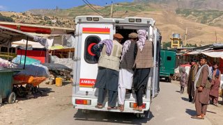 Algunos de los heridos fueron llevados en ambulancias a centros de salud en la provincia de Badakhshan, en Afganistán, este jueves.