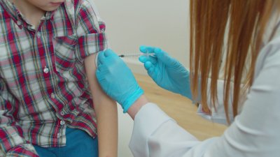 Invitan a vacunación gratuita para niños antes del regreso a clases