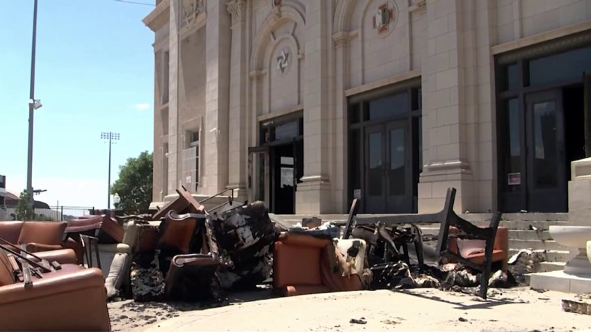 .Investigan incendio supuestamente intensional en un templo histórico en el centro de El Paso