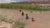 Video: ante extremo calor, familias juarenses se refrescan en las aguas del Río Bravo