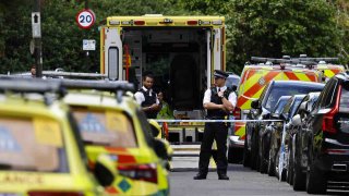 Colisión de auto contra escuela en Londres.