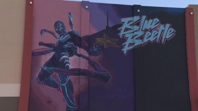 Pintan mural de “Blue Beetle” en cine de El Paso
