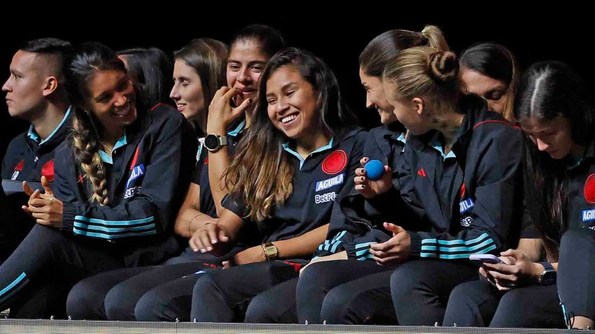 Jugadoras de la selección colombiana femenina son recibidas por una multitud luego de su participación en el Mundial Femenino de Australia y Nueva Zelanda, en el que el equipo sudamericano tuvo su mejor participación histórica y llegó hasta los cuartos de final, hoy en el Movistar Arena en Bogotá (Colombia).. EFE/ Mauricio Dueñas Castañeda